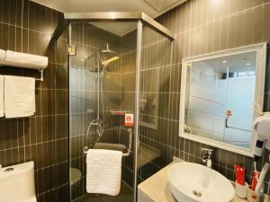 苏州尚客优酒店江苏苏州高新区马涧新天地店的一间带水槽、卫生间和镜子的浴室