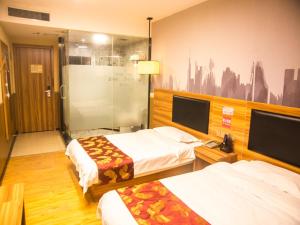 郑州尚客优酒店河南郑州郑东新区东站店的一间酒店客房,设有两张床和电视