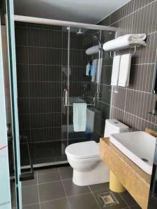 尚客优精选贵州黔南都匀市万达广场店的浴室配有卫生间、淋浴和盥洗盆。