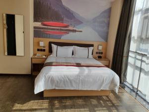 尚客优酒店贵州黔南都匀市北部星城店的一间卧室设有一张大床和一个大窗户
