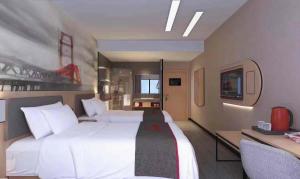 Kaiba尚客优酒店青海海西州乌兰县兴海商业街店的酒店客房设有一张白色大床和一张书桌
