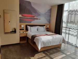 尚客优酒店贵州黔南都匀市北部星城店的一间卧室设有一张大床和一个大窗户