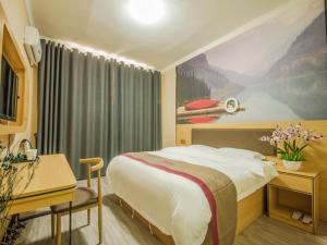 丽江尚客优酒店云南丽江古城区大水车北门店的酒店客房设有一张大床和一张书桌。