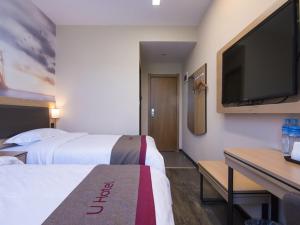 银川尚客优酒店宁夏银川兴庆区鼓楼步行街店的酒店客房设有两张床和一台平面电视。