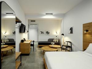 塞萨洛尼基Pillow urban stay的酒店客房设有床和客厅。