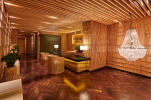 东京赤坂百夫长典雅酒店的大堂铺有木地板,配有吊灯。