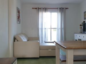 CampanoPinar de Don Jesus Sagitario的客厅配有白色沙发和窗户