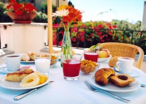阿尔盖罗安格拉斯酒店的餐桌上摆放着食物和饮料