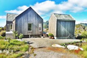 莱克内斯Unique private cabin in Lofoten的田野中间的小木房子