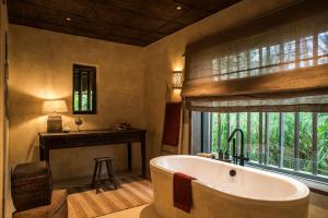 Song CauZannier Hotels Bai San Hô的带浴缸的浴室和窗户。