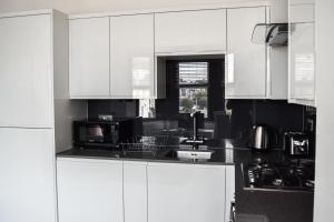 Morland Apartments - Hornchurch的厨房或小厨房