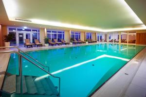 施马伦贝格瑞姆伯格酒店的在酒店房间的一个大型游泳池