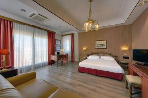 罗马贝斯特韦斯特瑞沃里酒店的酒店客房,配有床和电视