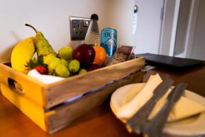 克兰菲尔德米切尔霍酒店的桌上的木盒子水果,盘子