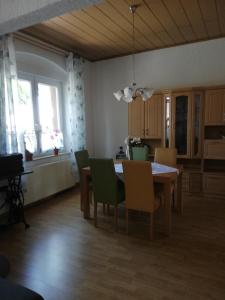 格拉德贝克Ferienwohnung Gladbeck-Rohde的厨房配有餐桌和椅子