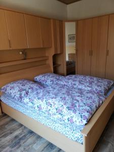 格拉德贝克Ferienwohnung Gladbeck-Rohde的一间卧室配有一张带花卉床罩的床