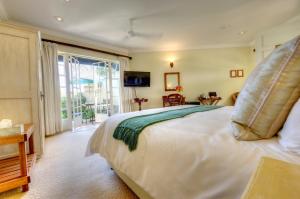 海姆维尔Moorcroft Manor Boutique Country Hotel的卧室设有一张白色大床和一扇窗户。