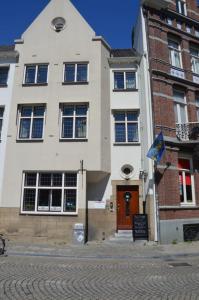 马斯特里赫特B&B De Hofnar Maastricht的街道拐角处的建筑物