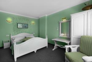 布尔加斯博瑞亚娜酒店的绿色卧室配有白色的床和书桌