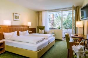 巴特贝林根马库斯霍库酒店的酒店客房设有两张床和窗户。