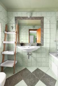 布尔加斯博瑞亚娜酒店的一间带水槽和镜子的浴室