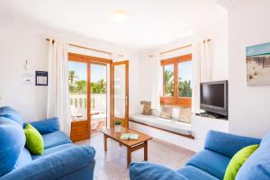 苏昂博Villa Olivera的客厅配有蓝色的沙发和电视