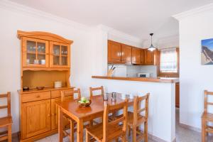 苏昂博Villa Olivera的厨房配有木桌和木橱柜。