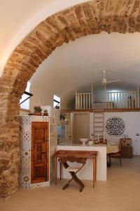 夏卡Antico Granaio的厨房配有桌子和石墙