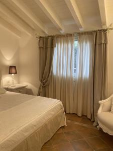 Appartamento Gli Oleandri 138 - Costa Smeralda-Porto Cervo客房内的一张或多张床位