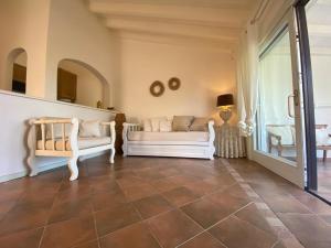 Appartamento Gli Oleandri 138 - Costa Smeralda-Porto Cervo的休息区