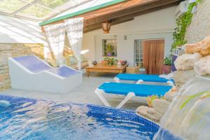 Santa Greu del JutglarLa Pausa Rural & Wellness的一个带游泳池、椅子和房子的庭院
