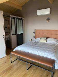 圣佩赖Les Barras’k的一间卧室配有一张床,其中配有长凳