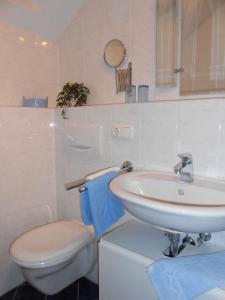 埃伦茨-波尔特斯多夫Gästehaus Cilli Freimuth的白色的浴室设有卫生间和水槽。