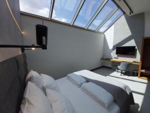 肯普诺Kempen的一间卧室设有一张床和一个大窗户