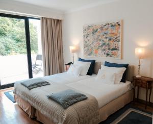 阿尔科巴萨查莱特冯特诺瓦酒店的一间卧室设有一张大床和一个大窗户