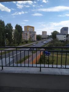 斯维诺乌伊希切Dom gościnny Zosia的阳台享有城市街道的景致。