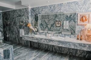 阿尔科巴萨查莱特冯特诺瓦酒店的一间带两个盥洗盆和大镜子的浴室