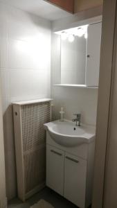 米蒂利尼City View Apartment的白色的浴室设有水槽和镜子