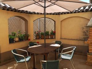 Nohales诺哈勒斯卡萨宾馆的露台上的桌椅和遮阳伞