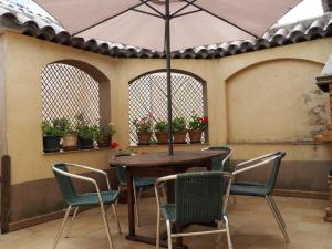 Nohales诺哈勒斯卡萨宾馆的庭院内桌椅和遮阳伞