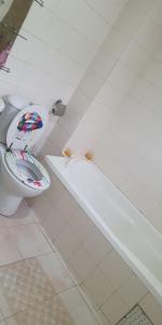 CocodyAppart Sly Abidjan的一间带卫生间和浴缸的浴室