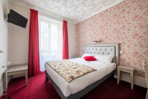 凡尔赛Royal Hotel Versailles的一间卧室配有一张带红色窗帘的大床