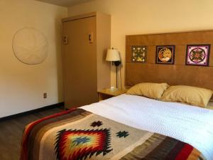 西沃德阿拉斯加视角旅馆的一间卧室配有一张大床,床上有毯子