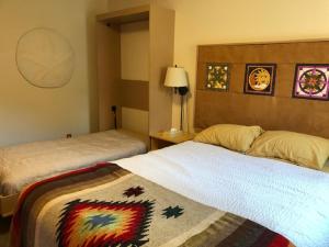 西沃德阿拉斯加视角旅馆的酒店客房,设有两张床和一盏灯