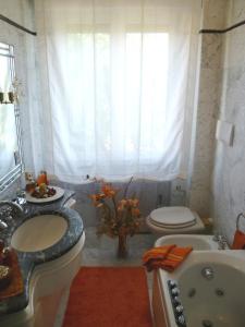 卡波罗纳Villa Casa Gemelli的浴室配有盥洗盆、卫生间和浴缸。