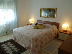 卡波罗纳Villa Casa Gemelli的卧室里设有一张床,上面有一只动物