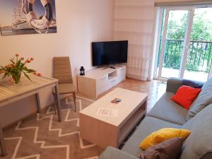 索波特SoSopot Apartament przy Plaży -150m, 2-4 osoby, parking的带沙发和电视的客厅