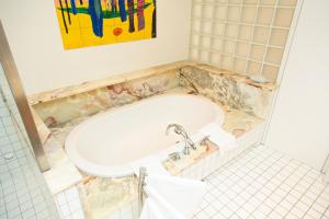 布莱堡布拉豪斯布列兹尼克酒店的带浴缸的浴室和水槽