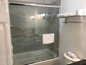 米德尔敦海滨瑞亚酒店的带淋浴的浴室和玻璃门