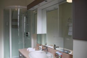 TonneinsLa Maison DUFFOUR chambres d'hôtes avec Petit Déjeuner的一间带两个盥洗盆和大镜子的浴室
